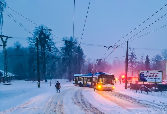 Kloubový trolejbus se &#34;zlomil&#34; v půli při vyjíždění kopce v Ostravě.