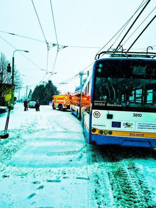 Kloubový trolejbus se &#34;zlomil&#34; v půli při vyjíždění kopce v Ostravě.