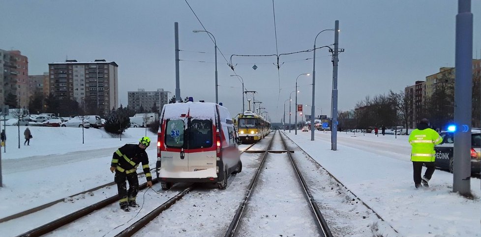 Převozní sanitku vyprostili z kolejiště v Plzni hasiči.