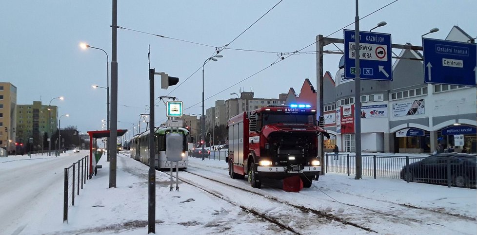 Převozní sanitku vyprostili z kolejiště v Plzni hasiči.