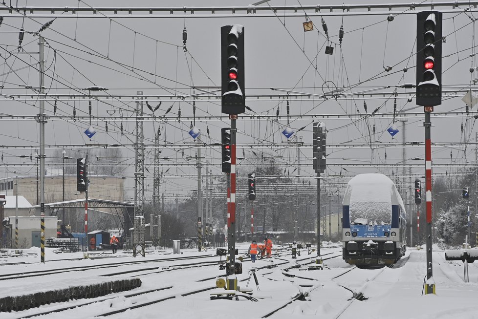 Vlak stojí u zasněženého nástupiště 8. února 2021 v Lysé nad Labem. Kvůli sněhové kalamitě vlaky nabírají i několikahodinová zpoždění, některé spoje vůbec nevyjely.