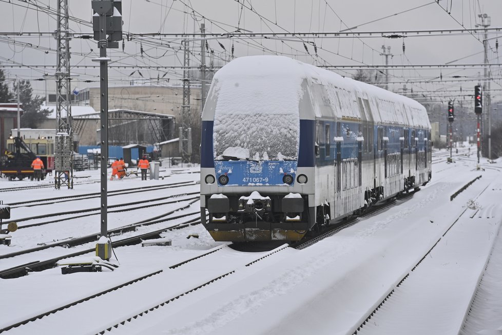 Vlak stojí u zasněženého nástupiště 8. února 2021 v Lysé nad Labem. Kvůli sněhové kalamitě vlaky nabírají i několikahodinová zpoždění, některé spoje vůbec nevyjely.