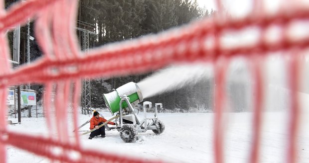 V lyžařském areálu Ski Bílá v Beskydech pokračovaly 6. prosince 2019 přípravy na zahájení zimní sezony.
