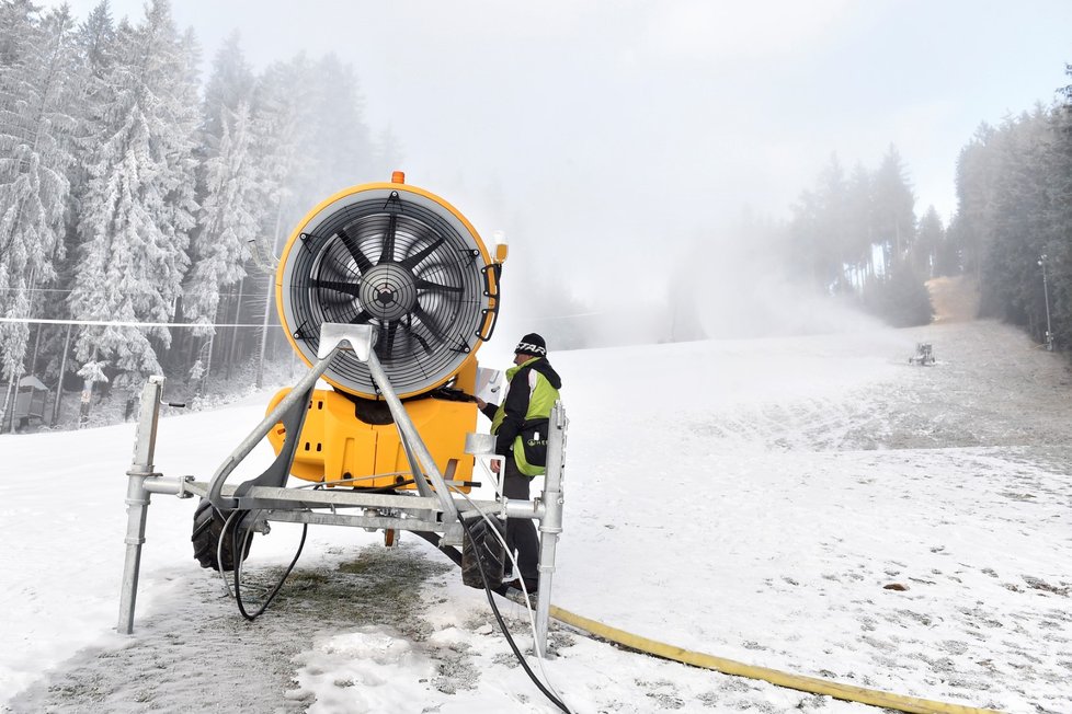 V lyžařském areálu Ski Bílá v Beskydech pokračovaly 6. prosince 2019 přípravy na zahájení zimní sezony sezony.