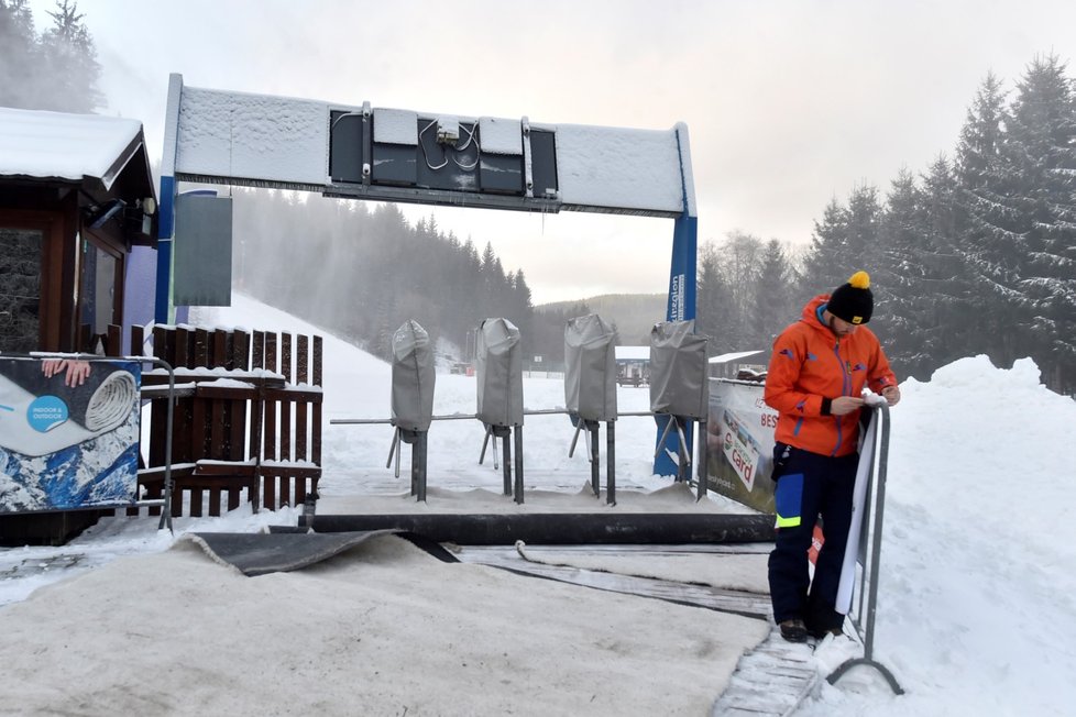 V lyžařském areálu Ski Bílá v Beskydech pokračovaly 6. prosince 2019 přípravy na zahájení zimní sezony sezony