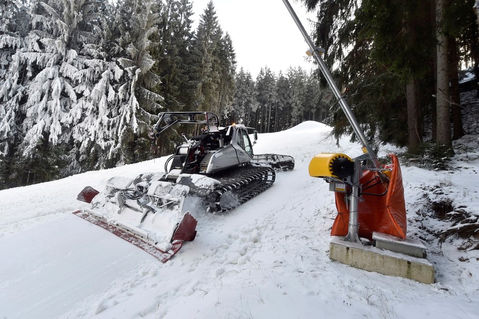 V lyžařském areálu Ski Bílá v Beskydech pokračovaly 6. prosince 2019 přípravy na zahájení zimní sezony sezony