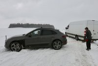 Na sněhu dostalo auto smyk: Spolujezdkyně (58) nehodu nepřežila a zranili se další tři lidé!