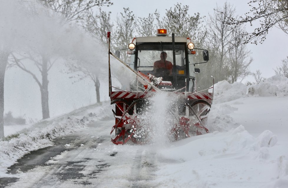 Do úterý na horách napadne do 10 cm sněhu, hrozí sněhové jazyky.