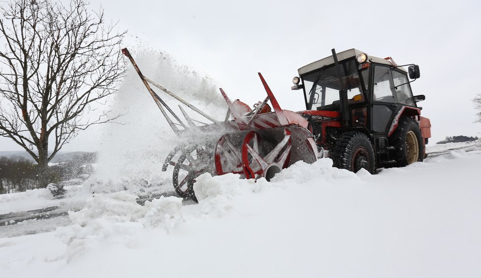 Do úterý na horách napadne do 10 cm sněhu, hrozí sněhové jazyky.