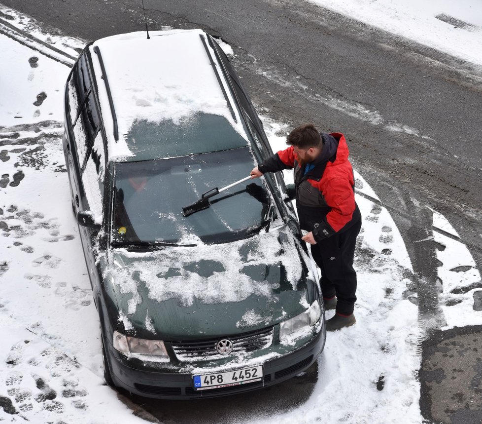 Obyvatelé Plzně už zase museli odmetat sníh z aut. Napadlo asi 3 až 5 cm sněhu