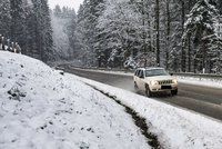 Česko zasypal sníh. V Krkonoších hlásí nebezpečí lavin, silnice pokrývá „břečka“