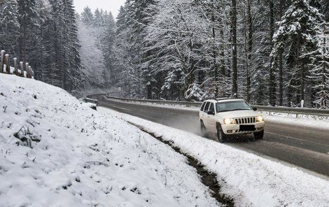 Sníh se v nížinách na silnicích měnil v rozbředlou břečku a potrápil řidiče. 