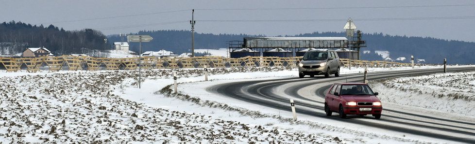 Rozbředlý sníh je nelepší varianta, se kterou se řidiči mohou setkat. Na řadě míst ale leží vrstva uježděného sněhu s posypem.