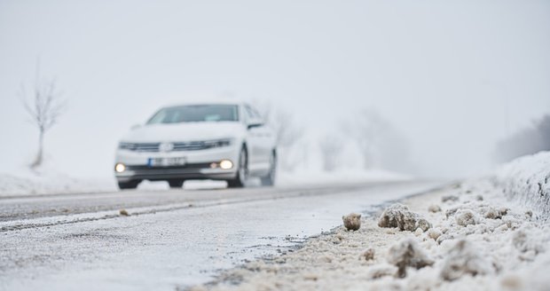 Jak ve zdraví přežít na silnicích konec roku? Pozor na počasí, alkohol a únavu