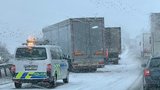 D1 u Ostravy zastavila nehoda. Ve směru na Prahu se z kamionu vysypaly balíky plechu