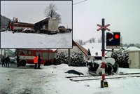 V sobotu se bouralo i na železnici: Vlaky smetly čtyři auta!