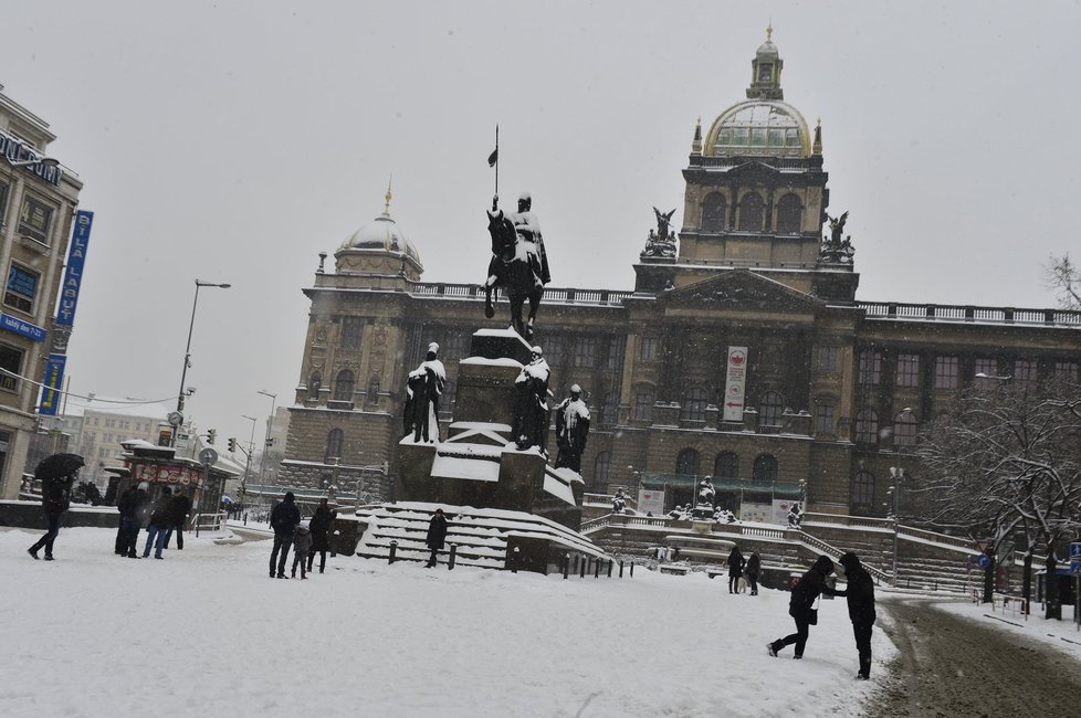 Sněhová pokrývka zasypala i prařské Václavské náměstí.