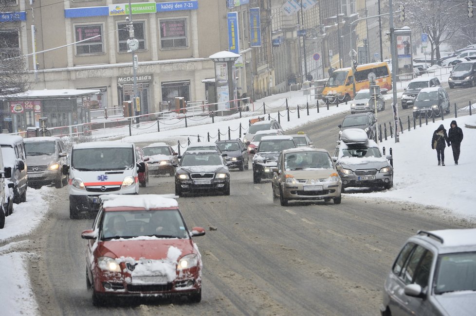 Husté sněžení překvapilo i řidiče v Praze.