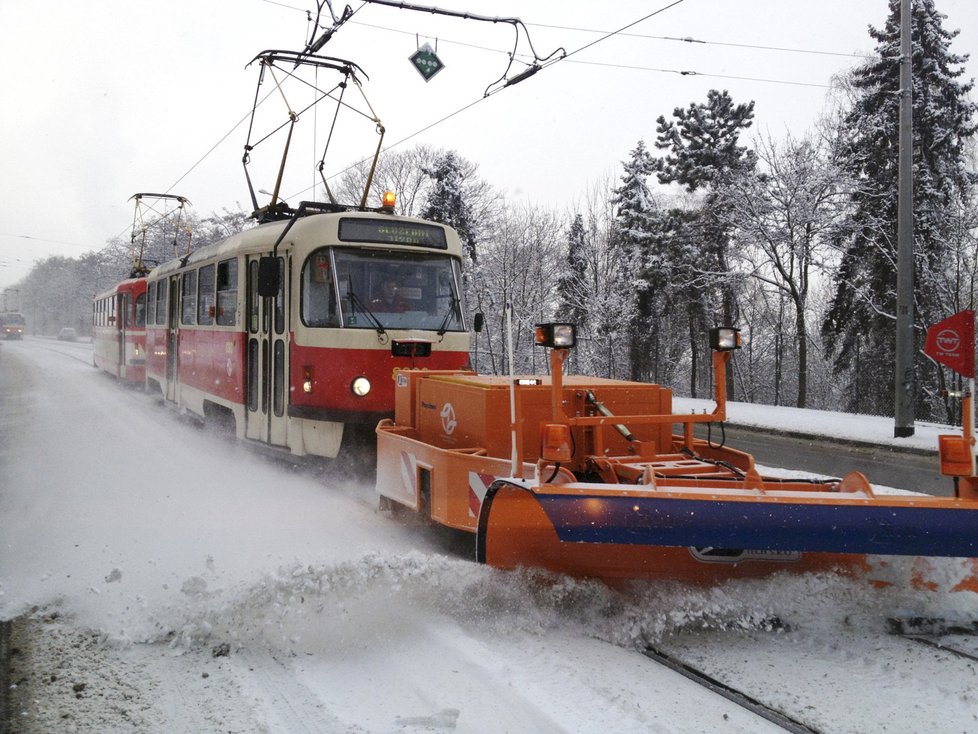 Dopravní podnik v Praze poprvé vyzkoušel speciální druh pluhu pro tramvajové koleje.