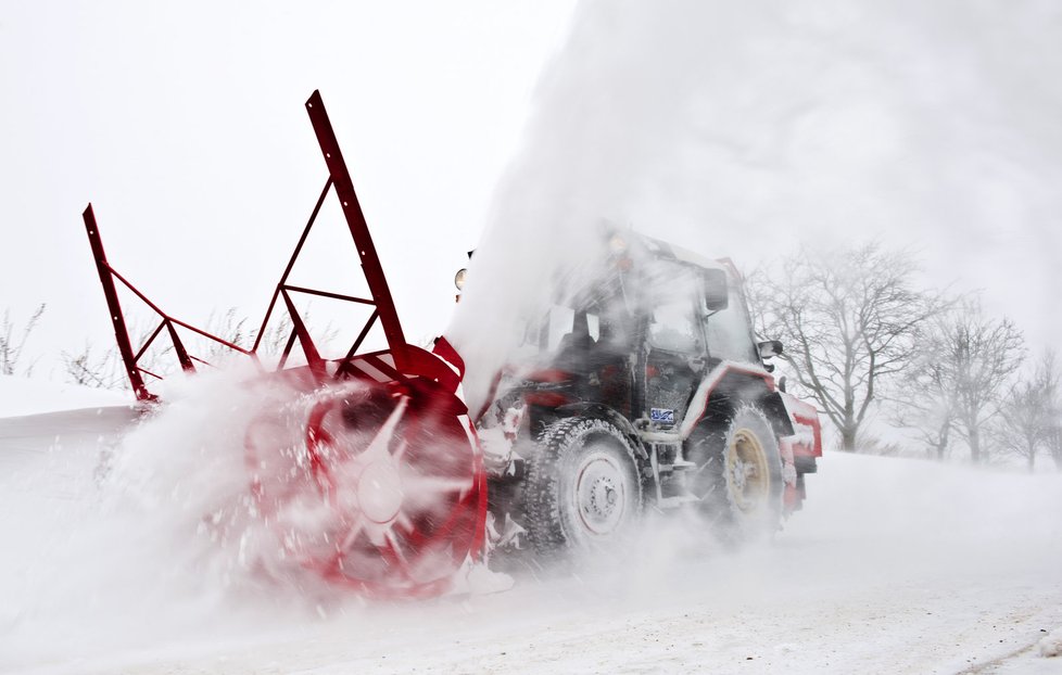 Na mnoha úsecích silnic na východě Čech se 23. února tvořily sněhové jazyky a závěje.