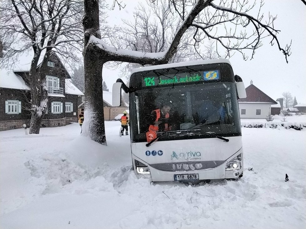 Autobus v obci Rejvíz sjel ze silnice.