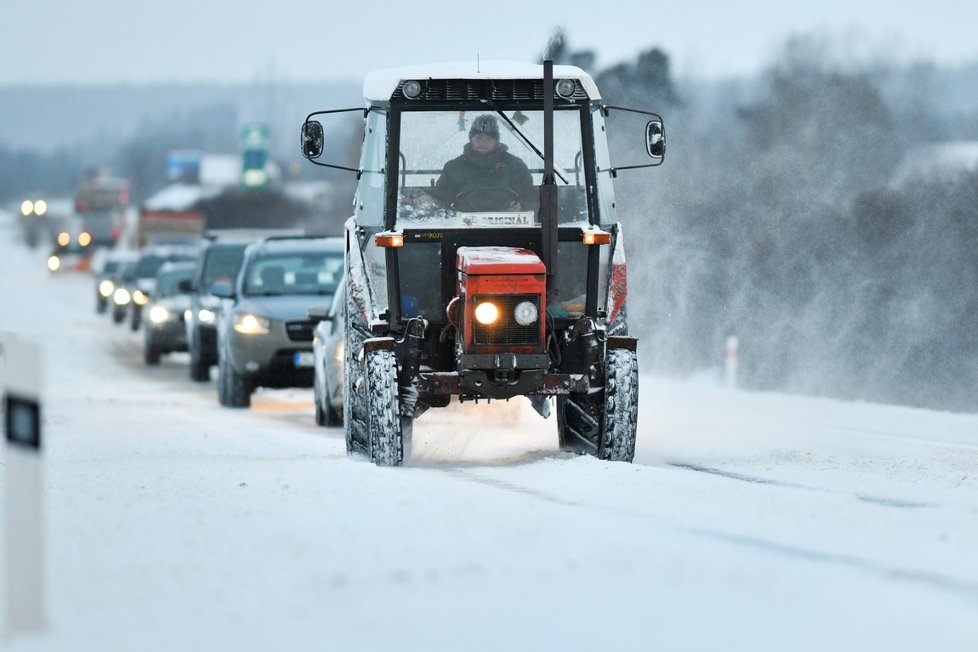 Sníh komplikuje dopravu v Plzeňském kraji. (14. 1. 2020)