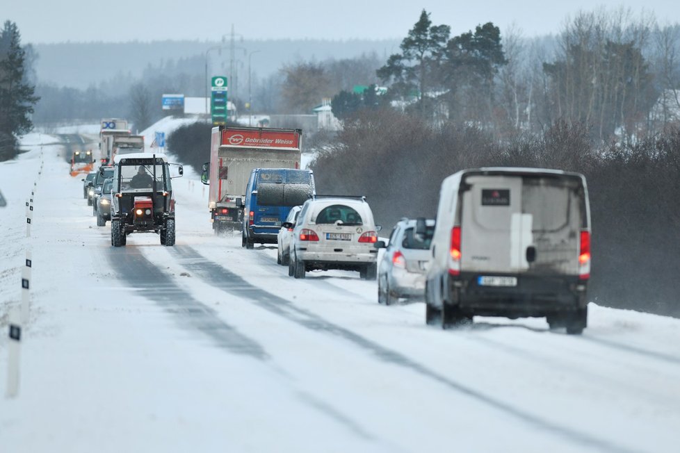 Sníh komplikuje dopravu v Plzeňském kraji. (14.1.2020)