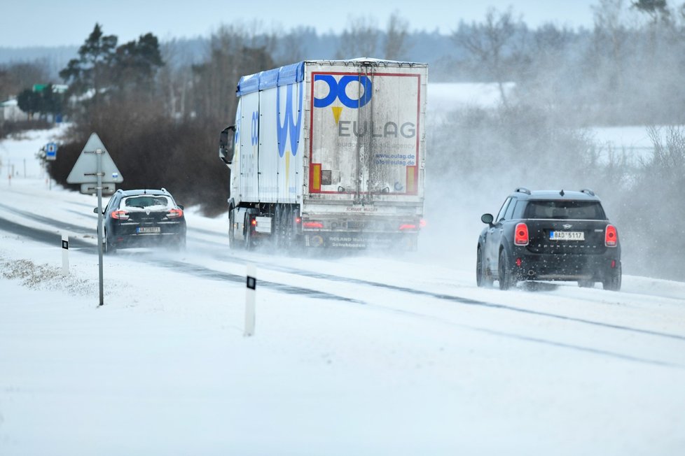 Sníh komplikuje dopravu v Plzeňském kraji. (14.1.2020)