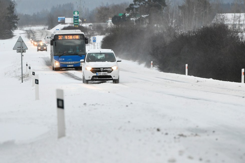 Sníh komplikuje dopravu v Plzeňském kraji. (14. 1. 2020)