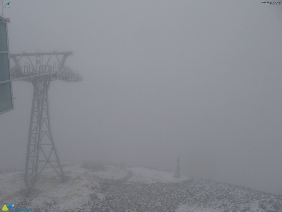 Prudké ochlazení přineslo do Krkonoš první sníh. Dočkala se ho i nejvyšší hora ČR Sněžka (24.9.2018).