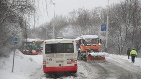 Sněžení zkomplikovalo dopravu v Praze a okolí. (3.2.2019)