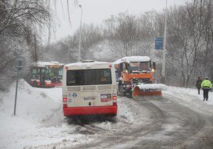 Sněžení zkomplikovalo dopravu v Praze a okolí. (3.2.2019)