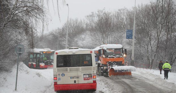 Sníh komplikuje dopravu v Praze a okolí! Zastavené spoje a zpožděný provoz, do ulic vyjely sypače