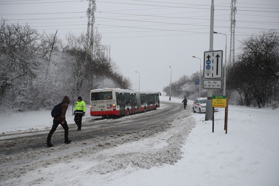 Sněžení zkomplikovalo dopravu v Praze a okolí. (3.2.2019)