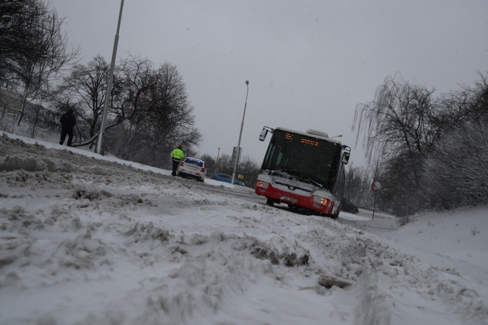 Sněžení zkomplikovalo dopravu v Praze a okolí. (3.2.2019)