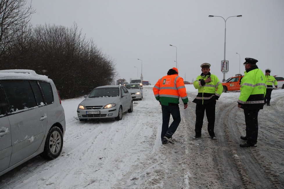 Sněžení zkomplikovalo dopravu v Praze a okolí. (3. 2. 2019)