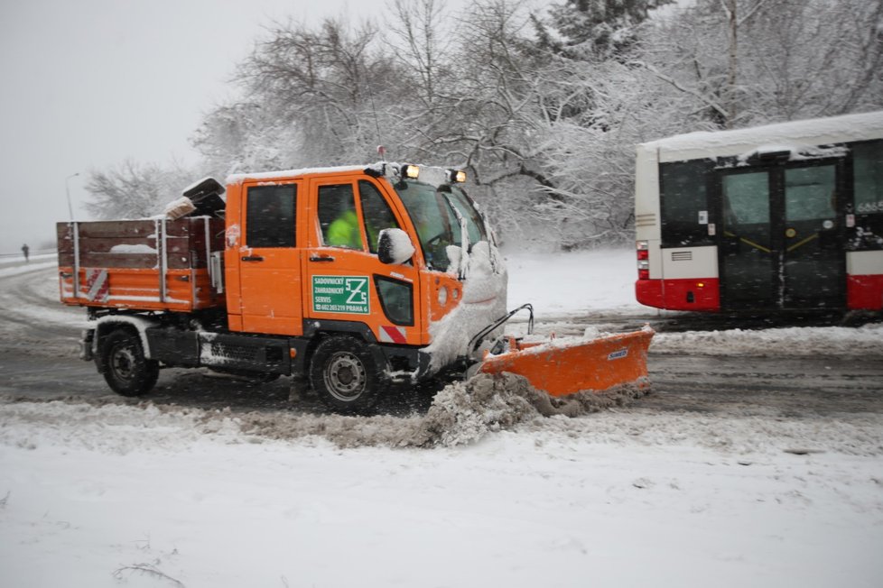 Sněžení zkomplikovalo dopravu v Praze a okolí. (3.2.2019)