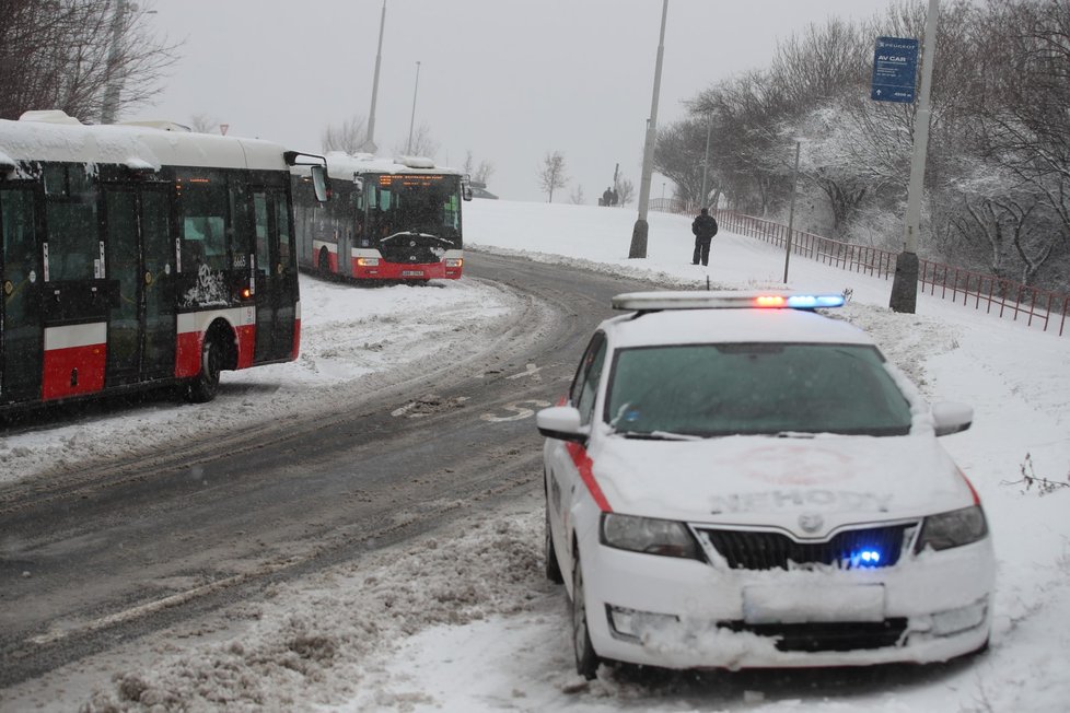 Sněžení zkomplikovalo dopravu v Praze a okolí. (3.2.2019)