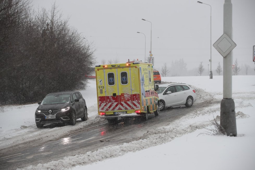 Sněžení zkomplikovalo dopravu v Praze a okolí. (3.2.2019)