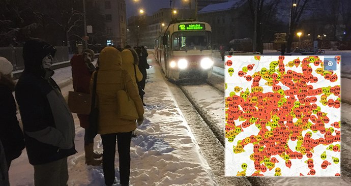 Sníh komplikuje dopravu po celém Česku. Tramvaje a autobusy městské hromadné dopravy v Praze nabírají velká zpoždění.