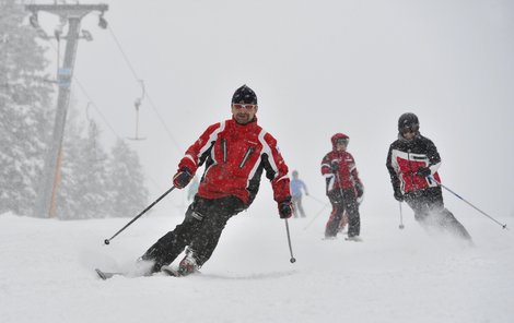 Na Černé hoře v Krkonoších začala 6. prosince lyžařská sezona. Areál pro lyžaře otevřel sjezdovku Anděl.