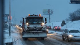 Sypače do akce: V Praze od rána hustě sněží, do ulic jich vyrazily desítky