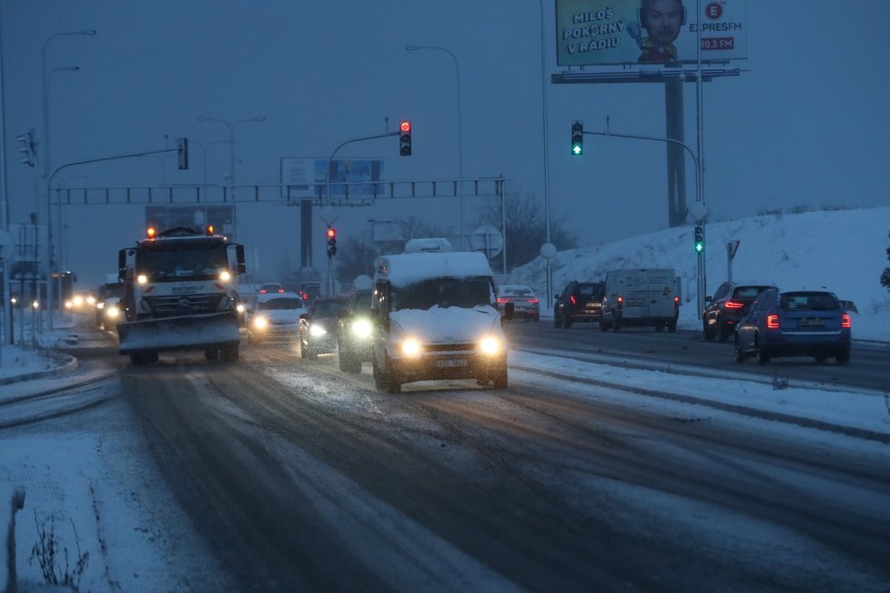 Silnice po sněžení v Praze.