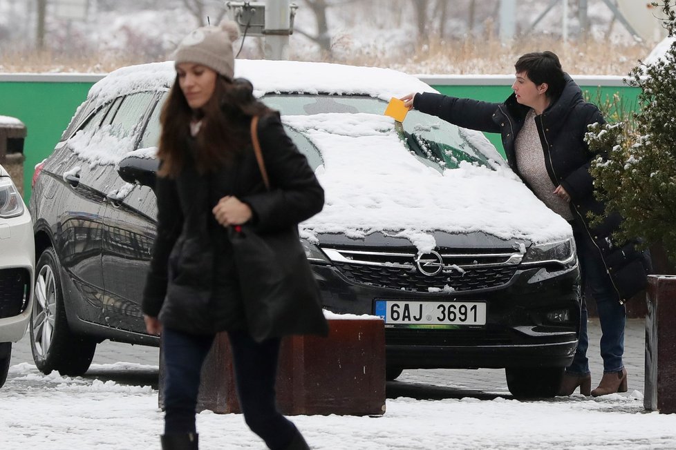 Na české silnice dorazila zima. Se sněhovým popraškem musí řidiči počítat na Moravě, opatrní by měli být hlavně na Vysočině. Silnice navíc místy namrzají