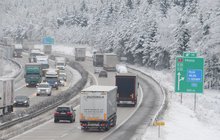 Česko zasypal sníh! Doprava na horách kolabovala