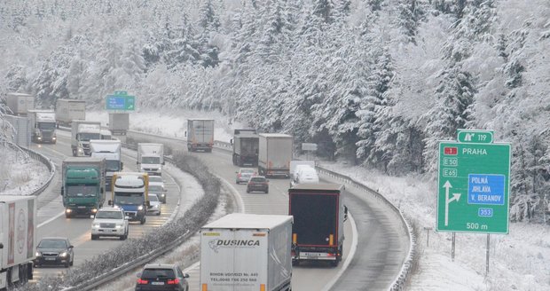 Část Česka zasáhlo sněžení, řidiči by měli dát pozor (ilustrační foto)