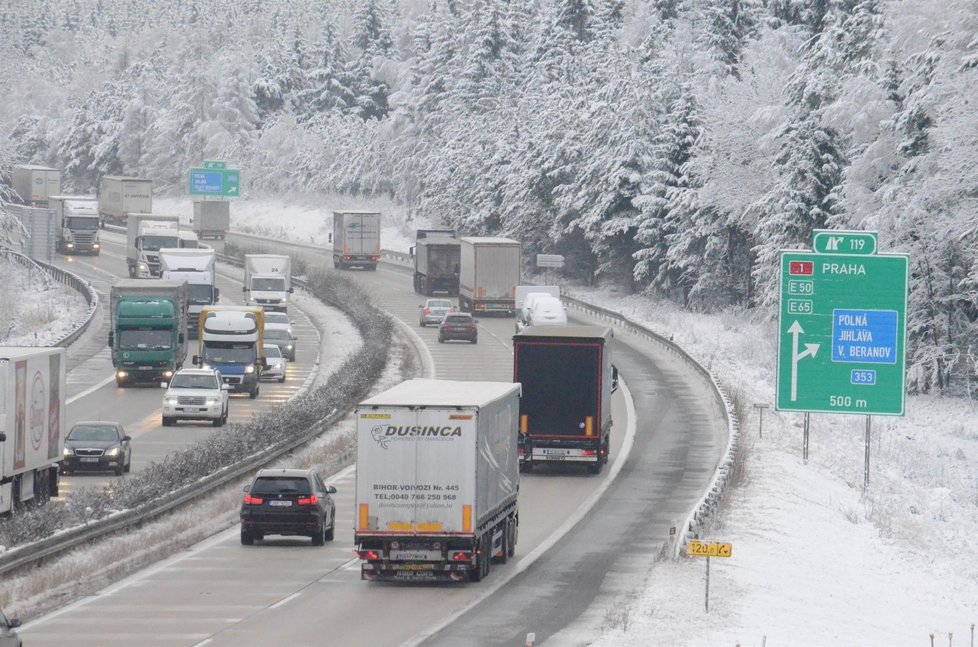 Na Moravě a ve Slezsku dnes napadne sedm až deset centimetrů sněhu. Sněží od rána a podle informací meteorologů by mělo sněžení odpoledne slábnout.