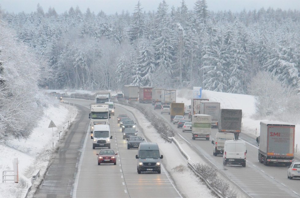 Na Moravě a ve Slezsku dnes napadne sedm až deset centimetrů sněhu. Sněží od rána a podle informací meteorologů by mělo sněžení odpoledne slábnout.