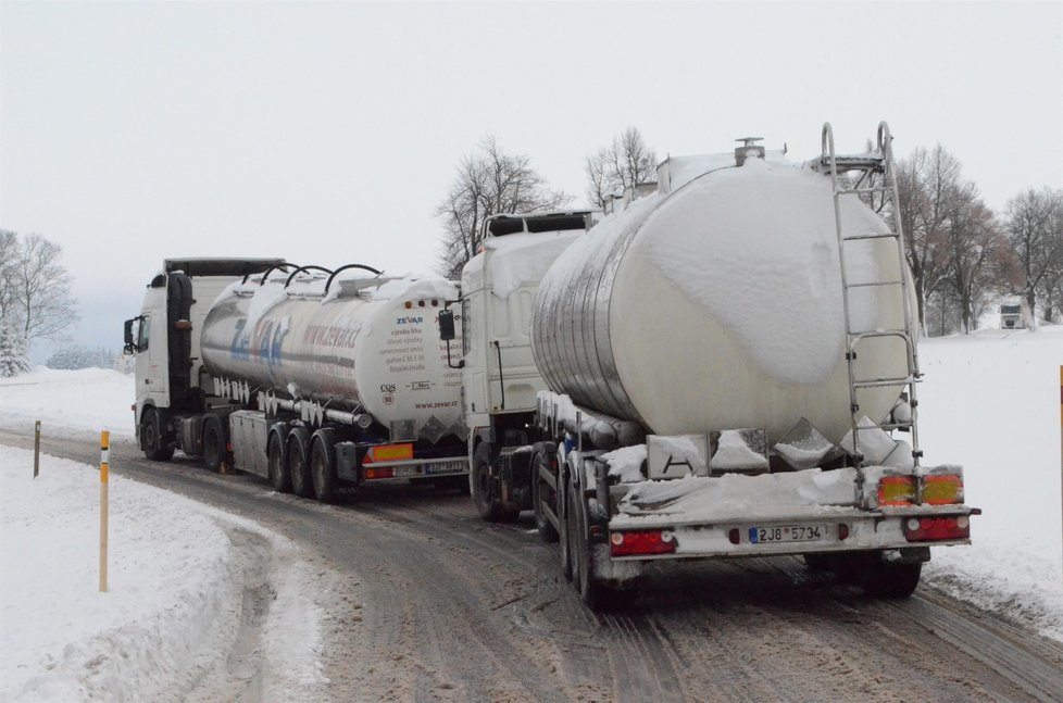 Na Moravě a ve Slezsku dnes napadne sedm až deset centimetrů sněhu. Sněží od rána a podle informací meteorologů by mělo sněžení odpoledne slábnout.