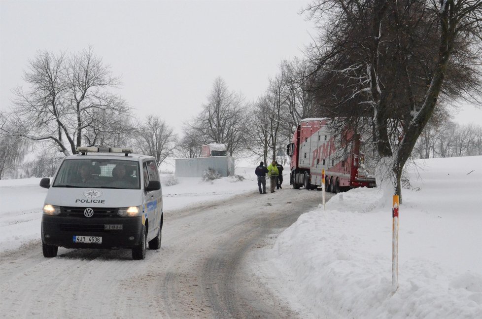 Na Moravě a ve Slezsku dnes napadne sedm až deset centimetrů sněhu. Sněží od rána a podle informací meteorologů by mělo sněžení odpoledne slábnout.